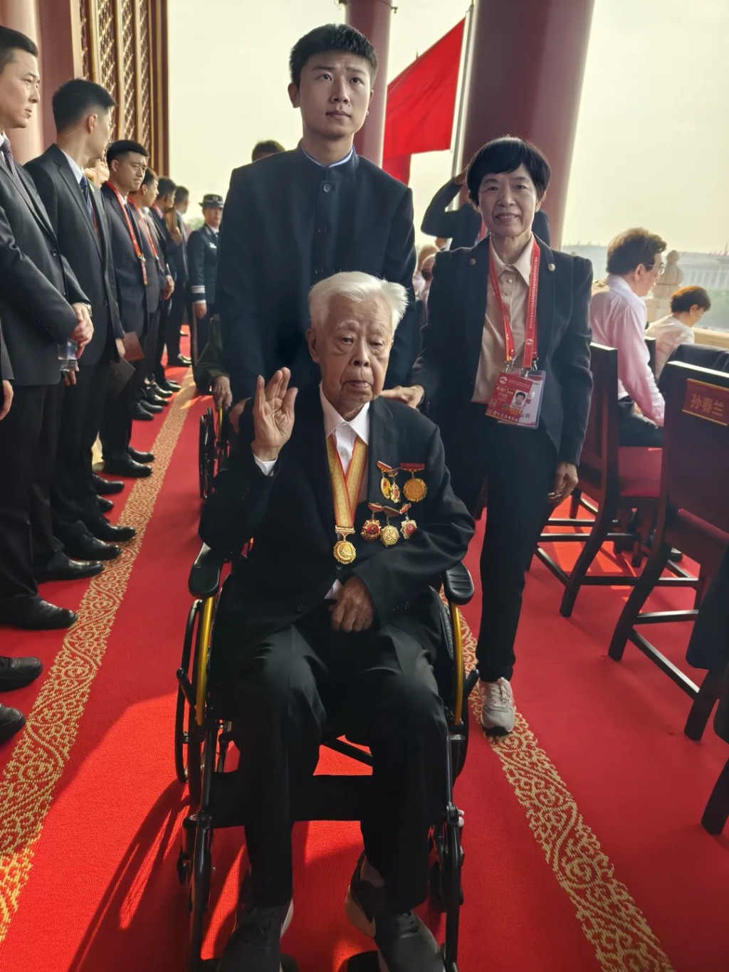 香港抗戰老兵羅競輝在天安門城樓上欣賞大閱兵。羅躍勤供圖 香港抗戰老兵羅競輝在天安門城樓上欣賞大閱兵。羅躍勤供圖