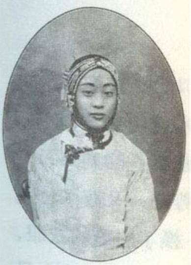 上海尚仁裡的青樓女李金鳳。1904年獲得《繁華報》花榜第三名，從此艷名大播。