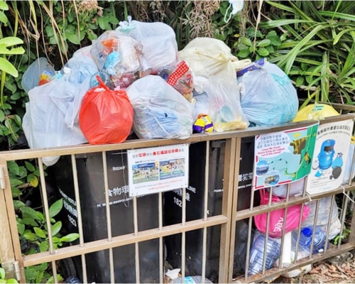 塔門於假期後遍佈垃圾。FB專頁「西貢牛」圖片