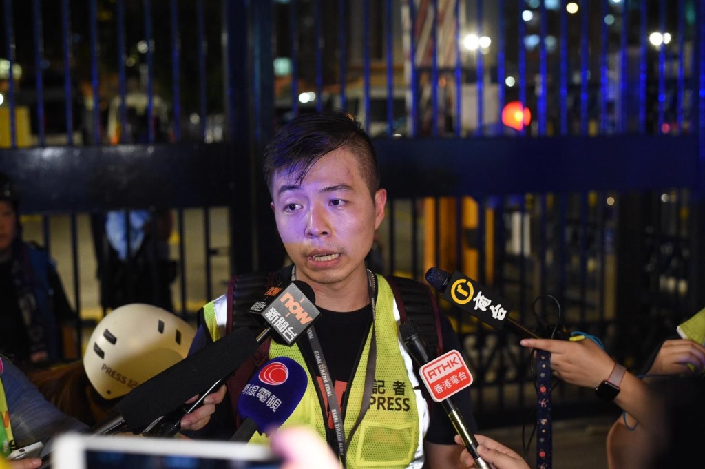 警方一度帶走一名在場的《大公報》記者
