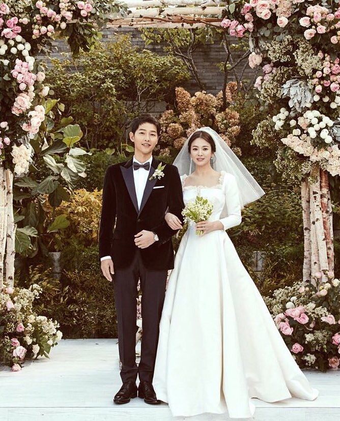 宋仲基於2017年底娶宋慧喬,不過婚姻維持不到兩年就結束。