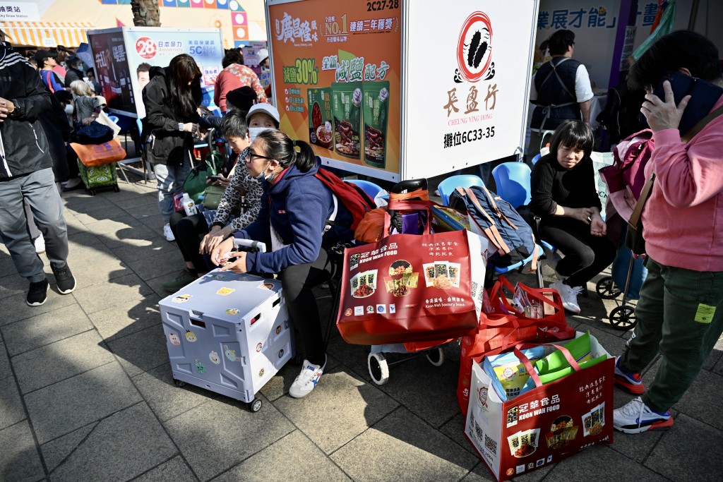 市民入場掃貨。