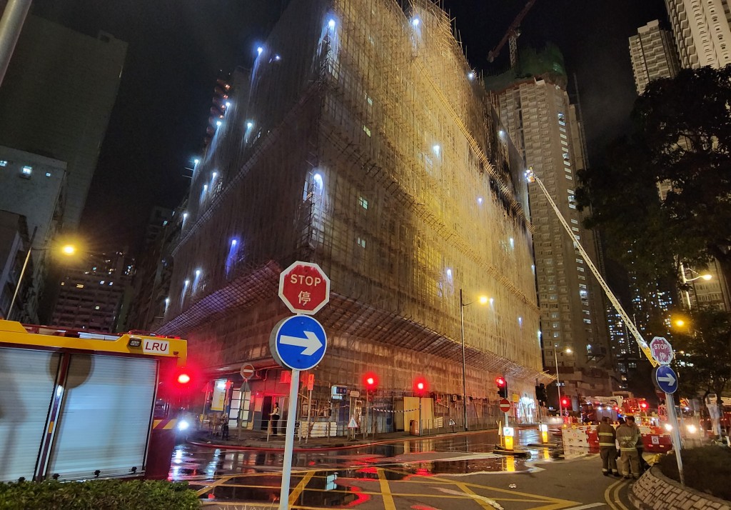 新蒲崗永顯工廠大廈三級火，焚燒15小時終撲滅。黃文威攝