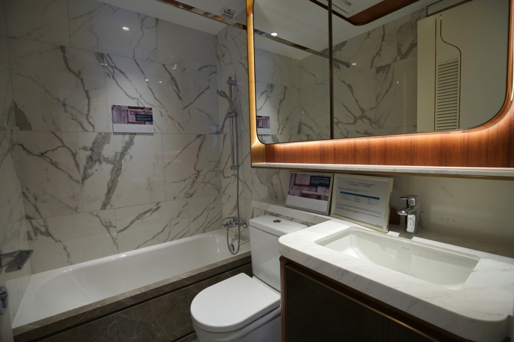 浴室採雲紋大理石牆身設計。