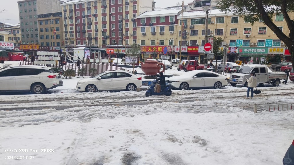 湖南暴雪令居民生活大受影響。小紅書