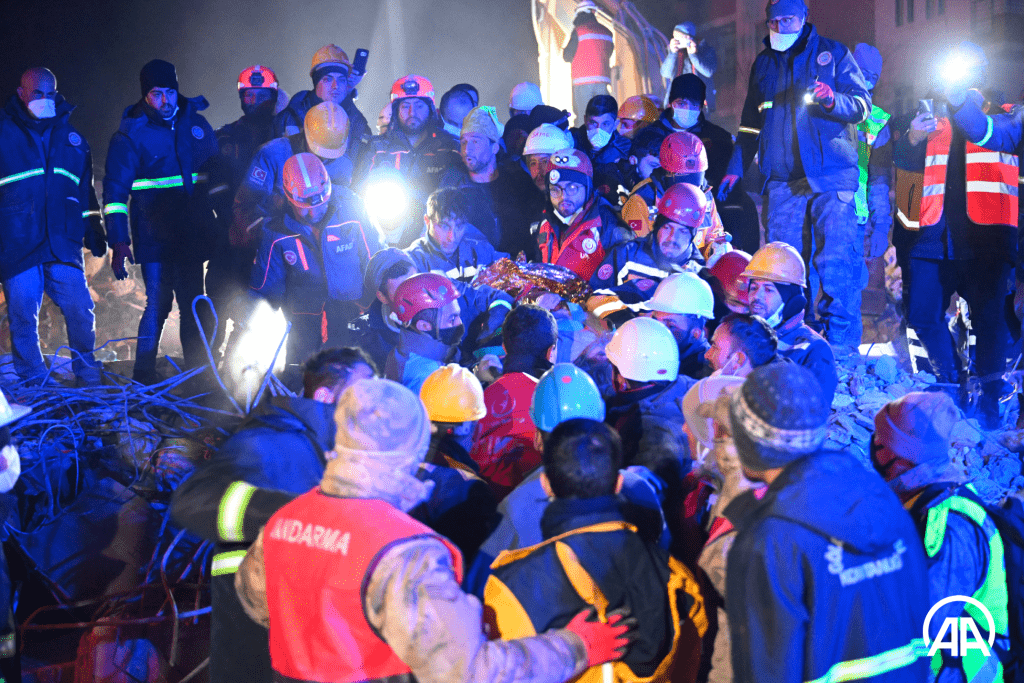 一众搜救人员协力将一名77岁老妇救出。