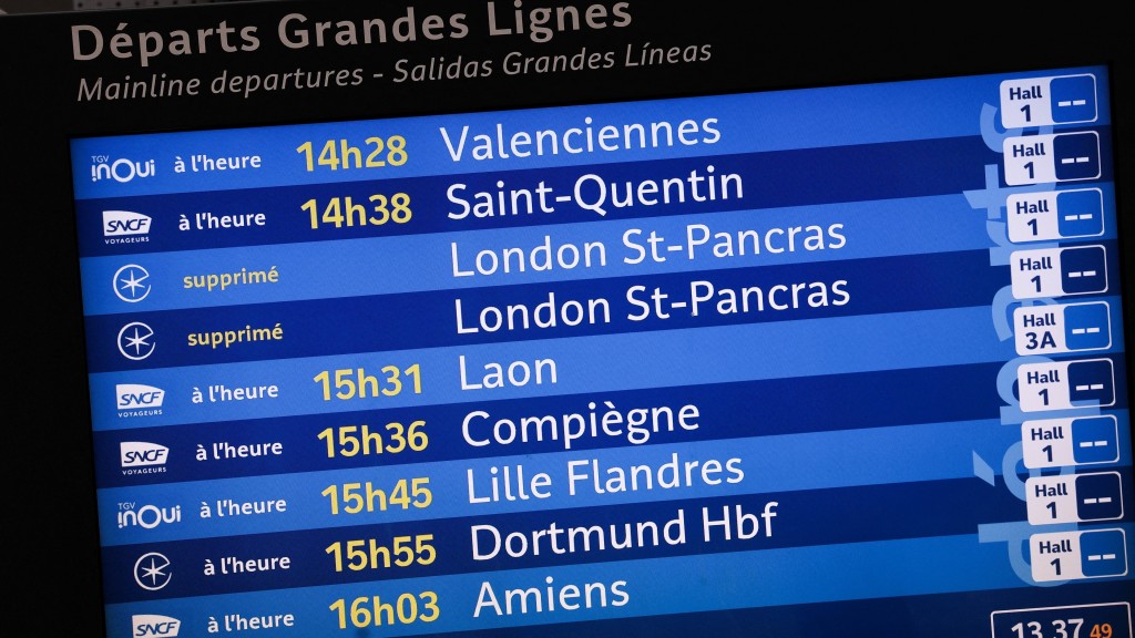 巴黎一個Eurostar資訊屏幕顯示往倫敦列車取消。 路透社