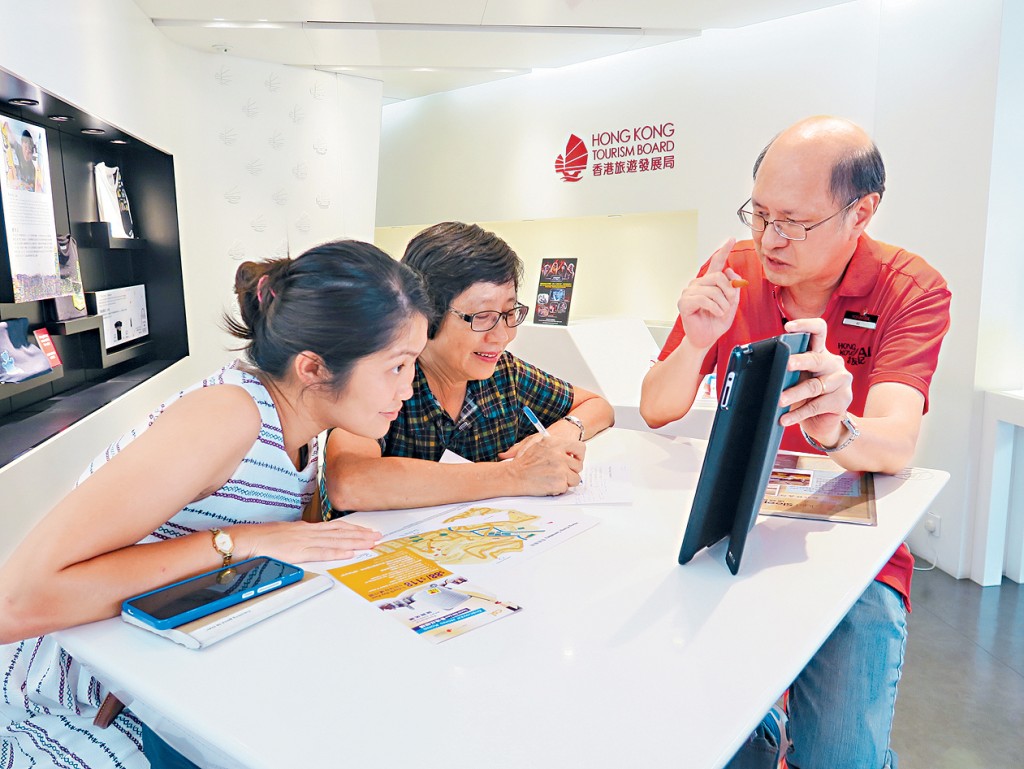 許淇聰熱情地向旅客介紹香港不同特色。