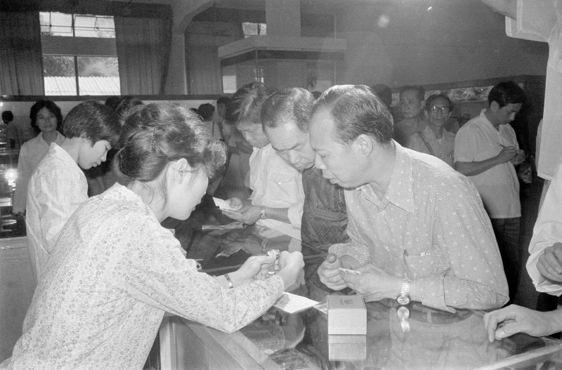 1980年,顧客在廣州外貿中心選購海鷗牌手錶。新華社 1980年,顧客在廣州外貿中心選購海鷗牌手錶。新華社