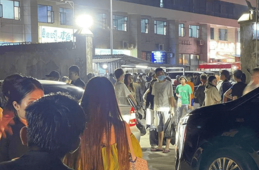大量員工收拾行李連夜離開園區。柬中時報 大量員工收拾行李連夜離開園區。柬中時報