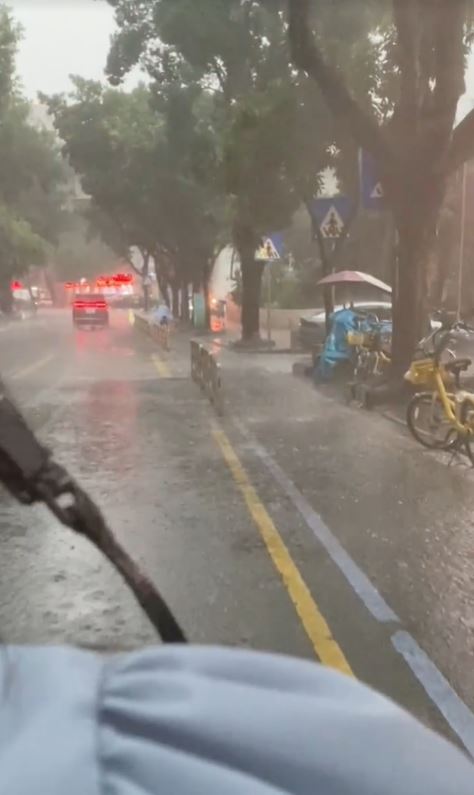 深圳周日早上多个地区下暴雨。小红书
