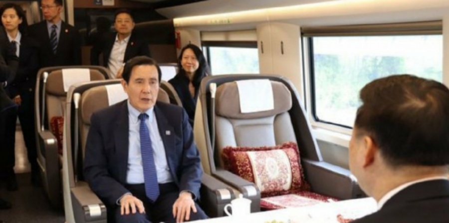 马英九与宋涛同乘坐高铁面对面而坐。