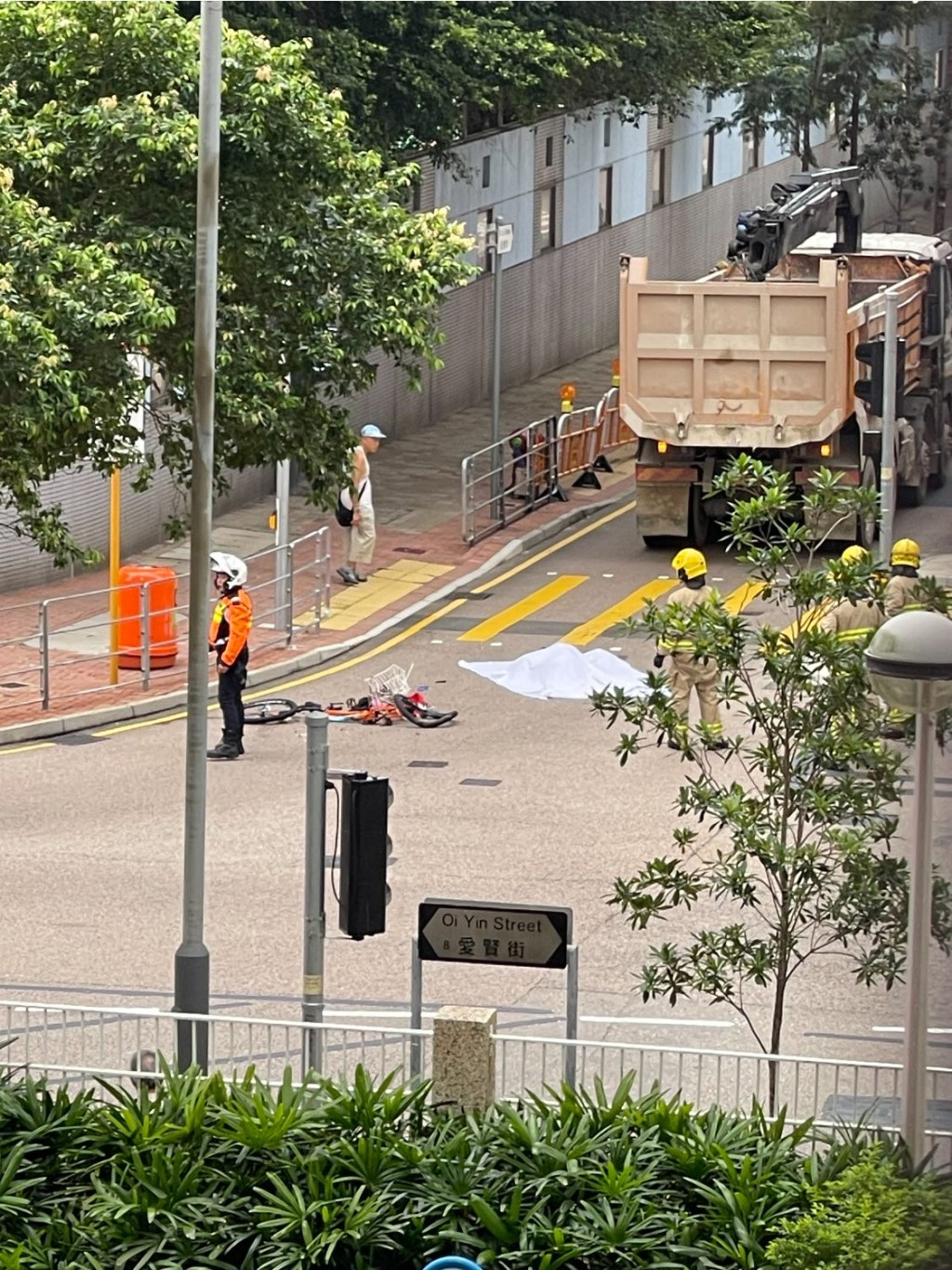 單車被撞至車架扭曲,警方消防在地面覆蓋白布。 單車被撞至車架扭曲,警方消防在地面覆蓋白布。