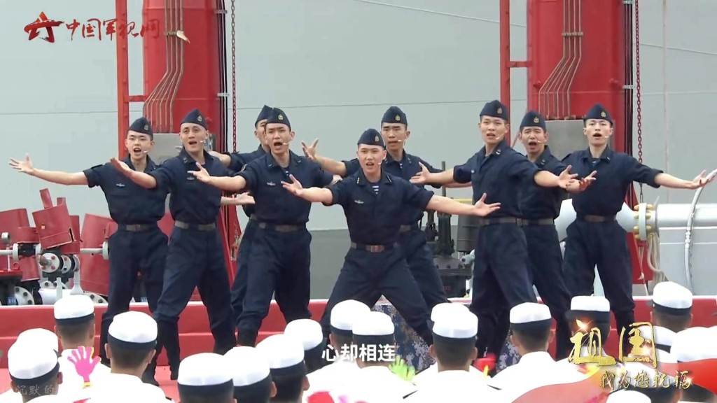 海军潜艇士兵表演配戴了船形帽。