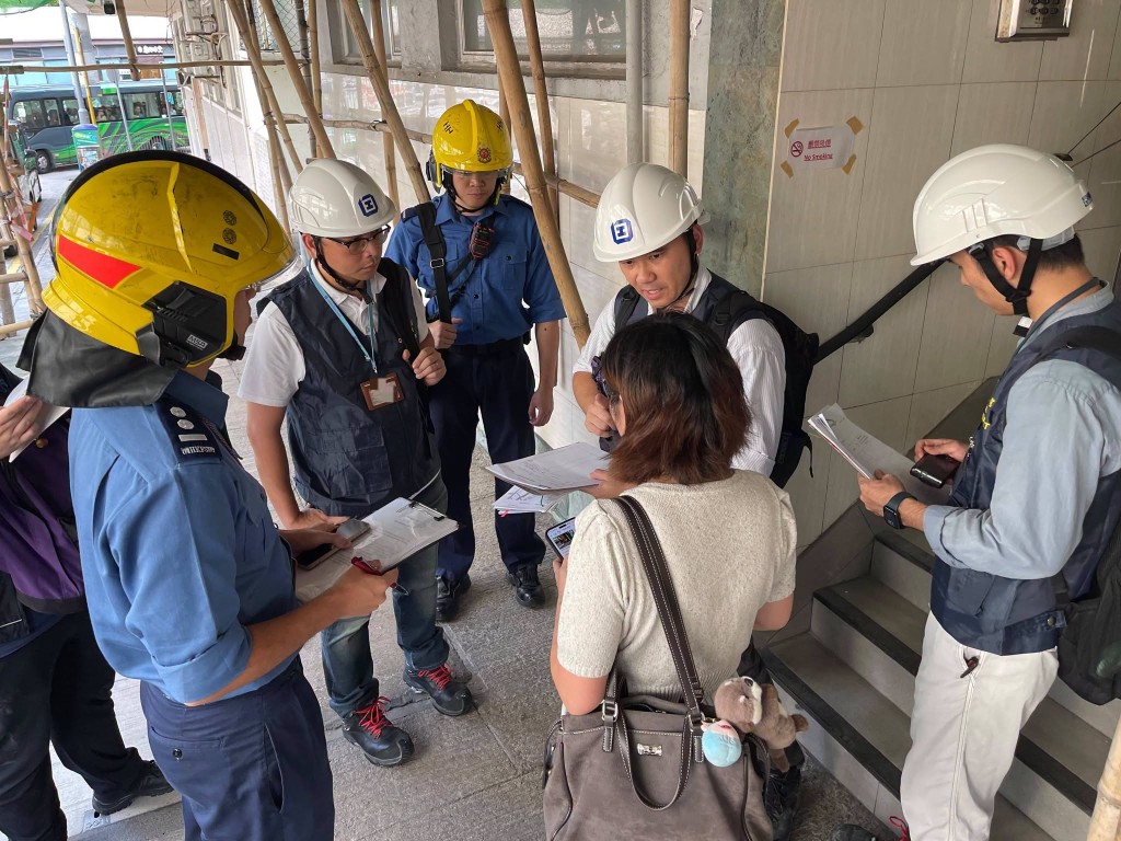 消防處今日(14日)聯同屋宇署及勞工處展開跨部門聯合巡查行動。香港消防處FB圖片 消防處今日(14日)聯同屋宇署及勞工處展開跨部門聯合巡查行動。香港消防處FB圖片