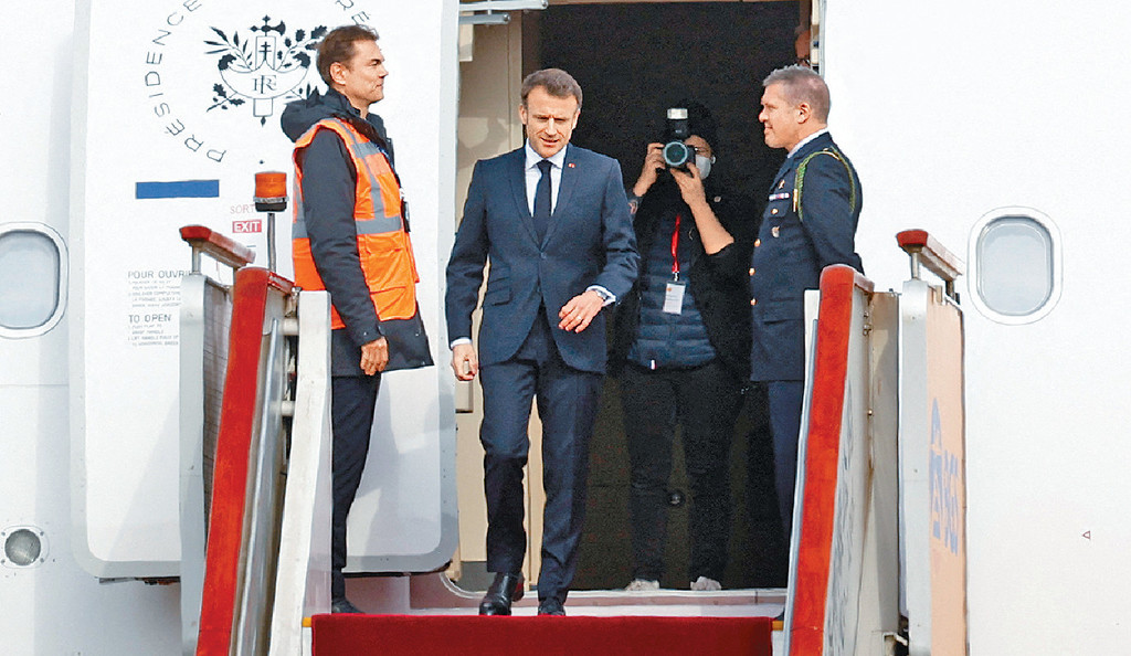 ■法國總統馬克龍昨乘專機抵北京。
