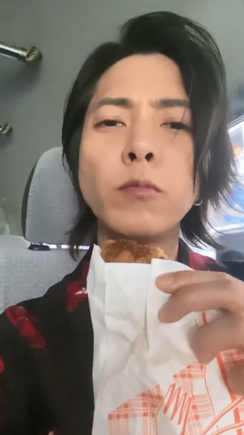 貴為男神山P，都抵擋唔到美食誘惑。