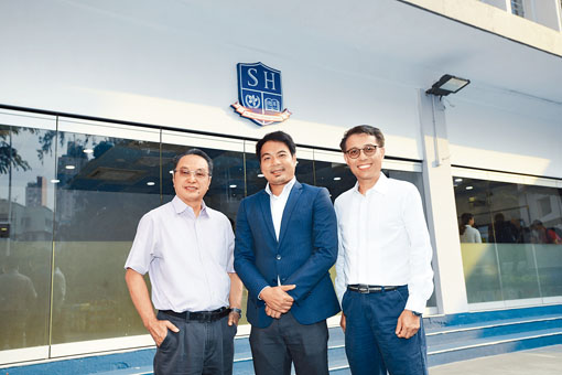 德萃教育机构董事会主席徐飞（中）、董事曹启乐（左）及陈耀生（右）表示，大光德萃书院在高中提供两个国际课程，学生可「因材施考」。