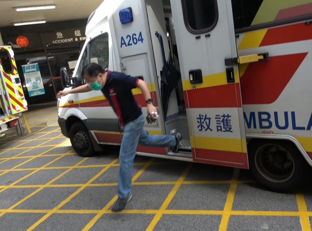 一名男子陪同送院。