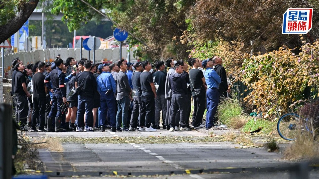 殉職消防及死者的家屬到場路祭。蘇正謙攝