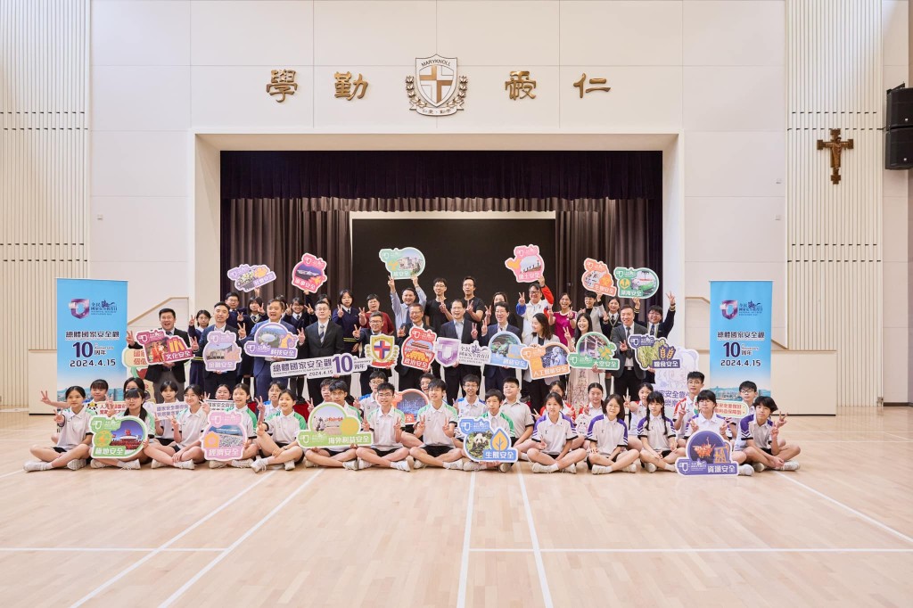 陳茂波到訪觀塘一中學，與同學們一起回顧國家航天事業。陳茂波fb