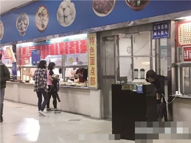大學食堂吸引不少「蹭飯族」前往用餐。網圖