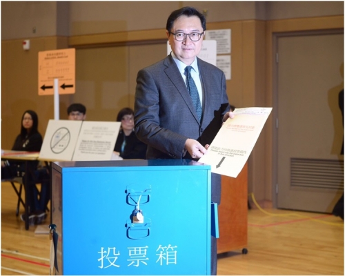 馮驊表示選民必須在登記住址或現有鄉村居住滿3年才有權投票。