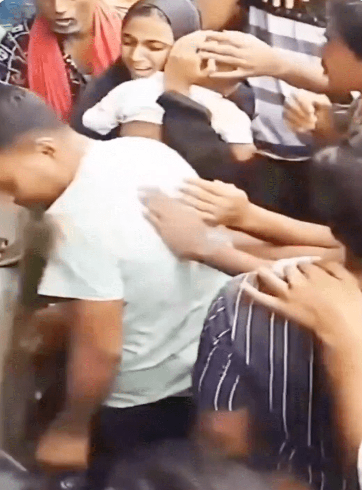 現場群眾目睹兩人死裡逃生，紛紛情緒激動地為這位父親迅速且冷靜的救人反應送上熱烈掌聲。@nextminutenews7