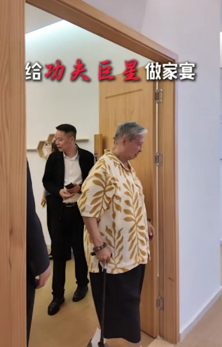 洪金寶早前在內地搞奢華家宴，大哥大當日並不需要坐輪椅。