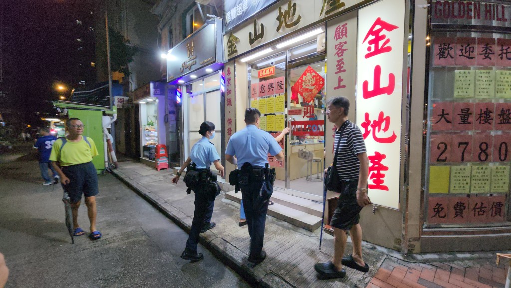 警方到涉事地產公司調查。 警方到涉事地產公司調查。
