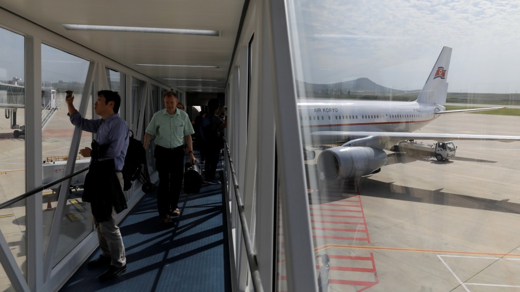 好奇的外國遊客從平壤國際機場下飛機就開始拍照。 路透社