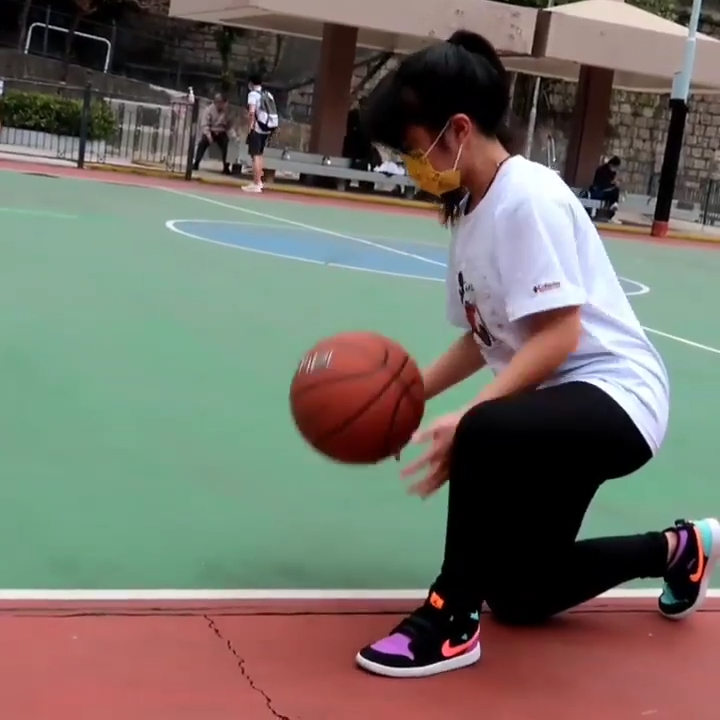 杨铠凝亦擅长打篮球。