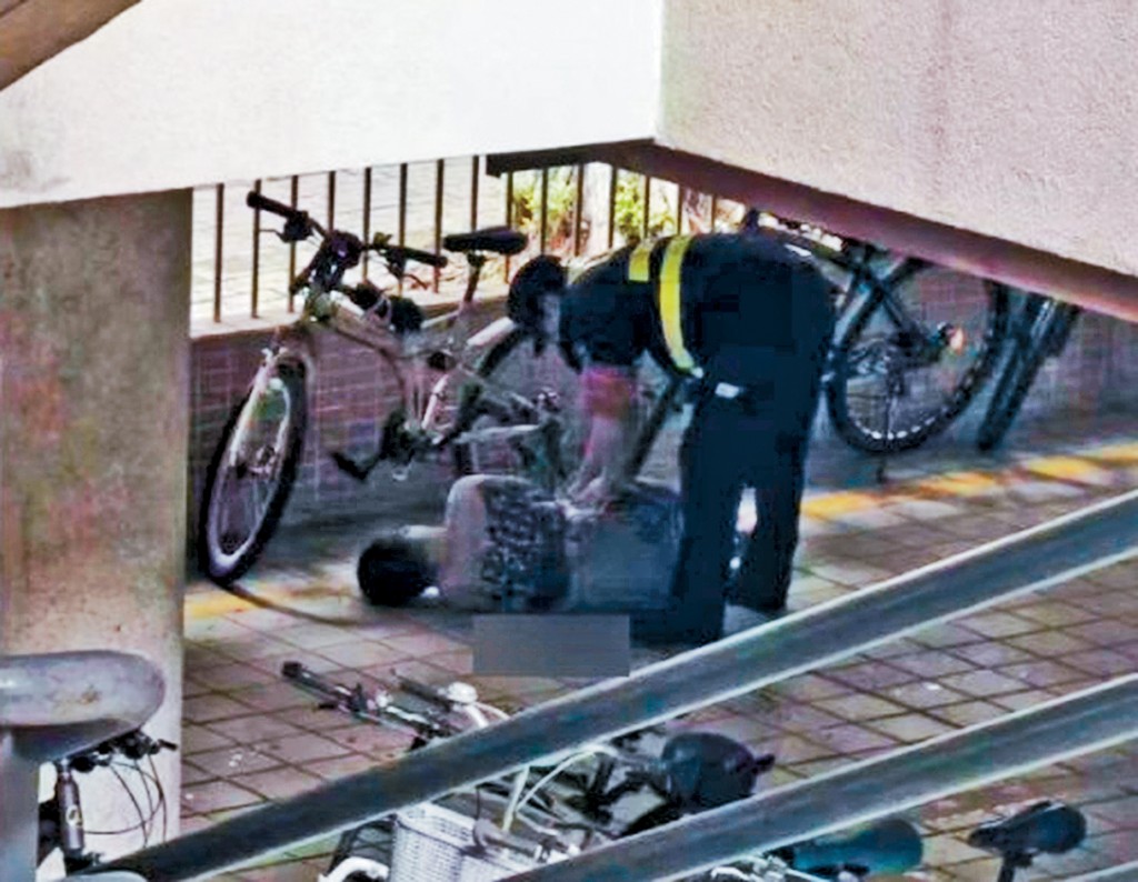 网传男子被捅受伤。