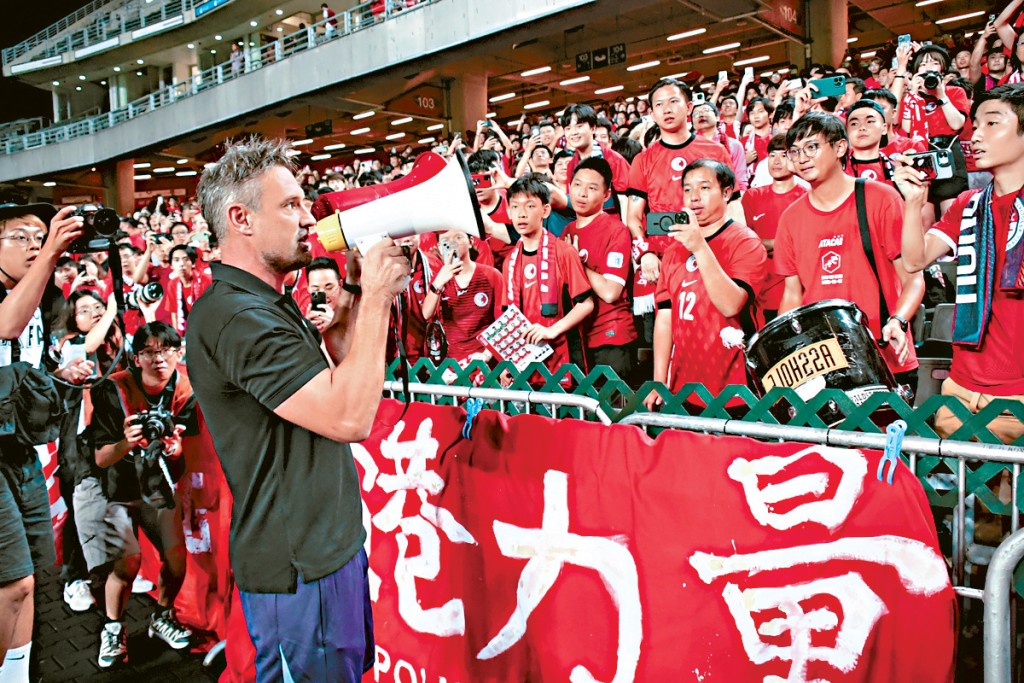 韋斯活賽後走向歡眾席高呼「Westwood Out」,向球迷示好。