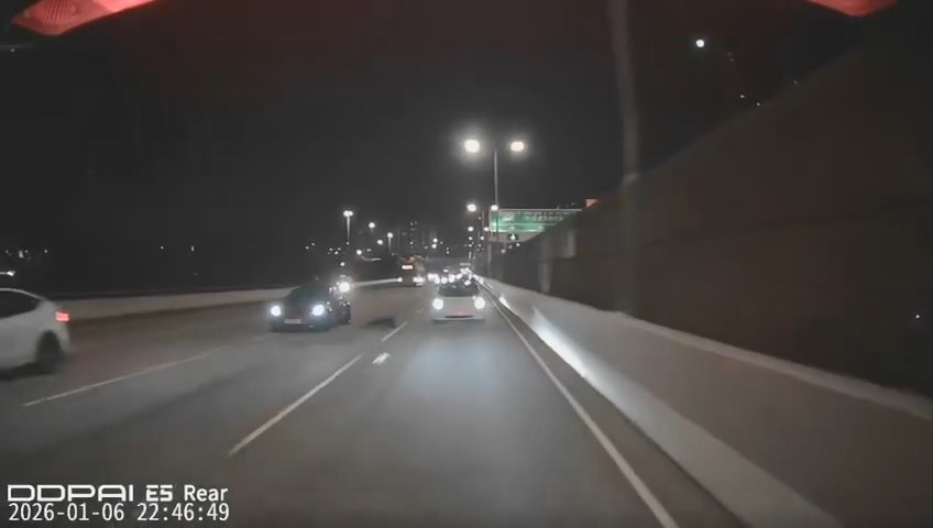 電單車女乘客當場被拋落地。車cam片段截圖