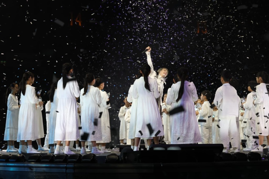 超過30位著上白衫白裙拿著手燈上台的小朋友與Jer唱《Dear Children》。