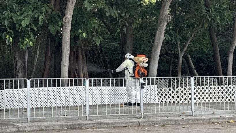 食環署承辦商人員在屯門區掃管笏一帶以霧化處理方式殺滅成蚊。政府新聞處