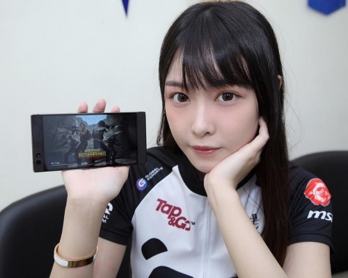 被狂男追拍的電競少女「鹿兒」。 鹿兒FB照片