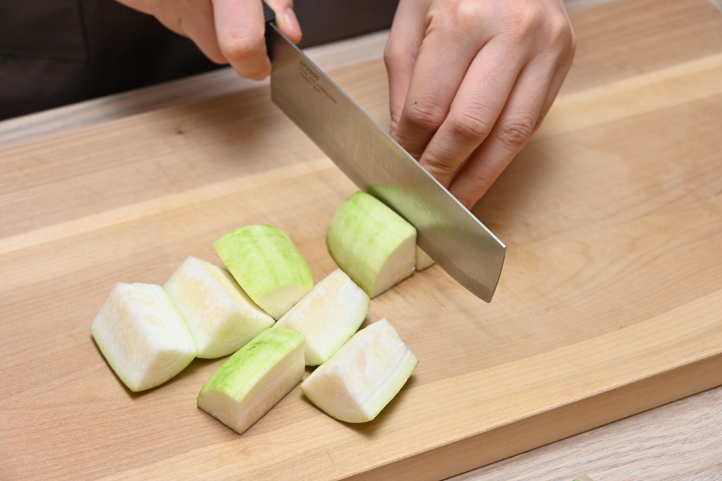 Step 2: 節瓜去皮及切件。 Peel the hairy gourd, then cut into pieces.