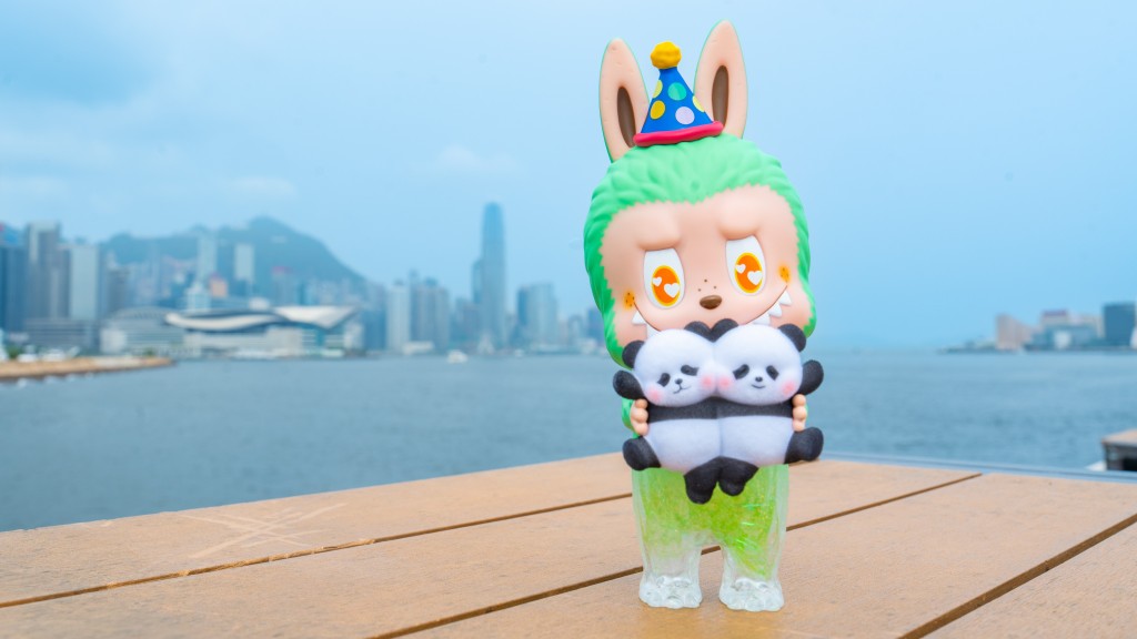 龍家昇打造大熊貓生日特別版LABUBU,為龍鳳胎送上祝福。旅發局供圖