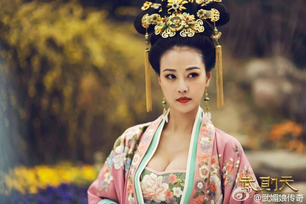 周海媚正因是滿州貴族，其父親從小到大都對她管教甚嚴。