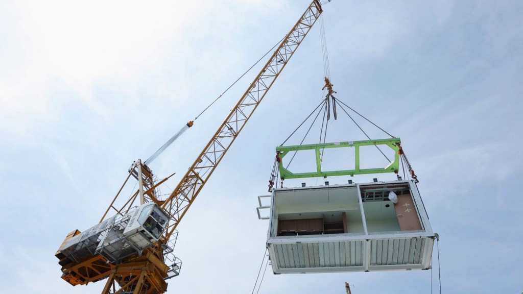 近年積極推動高效建築方法「組裝合成」（MiC），以提升工地生產力並引領建造業界革新。甯漢豪隨筆
