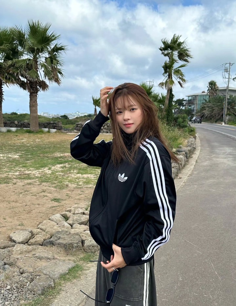 早前定延被拍到與VARO娛樂方面接觸。