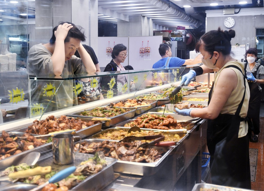 兩餸飯被譽為「窮人恩物」。 兩餸飯被譽為「窮人恩物」。