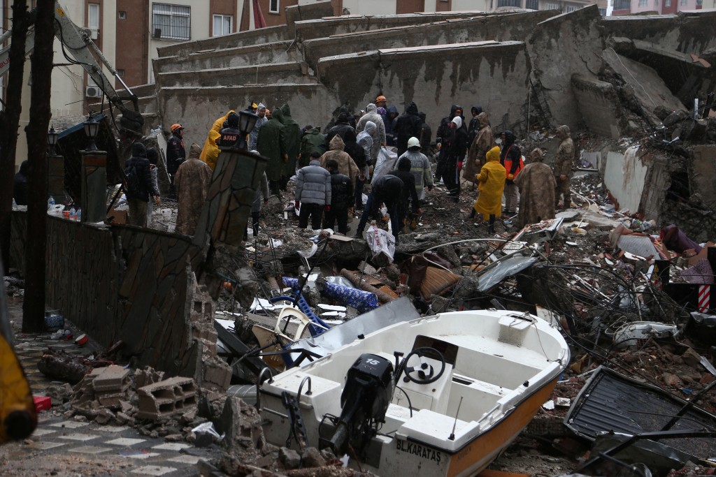 搜救隊伍在阿達納（Adana）瓦礫堆中找尋生還者。 路透社