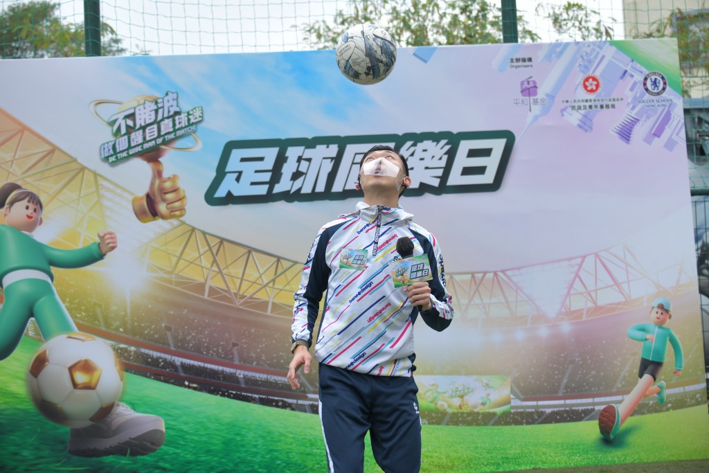 香港花式足球锦标赛冠军马伟澄的表演，十分吸引。梁誉东摄