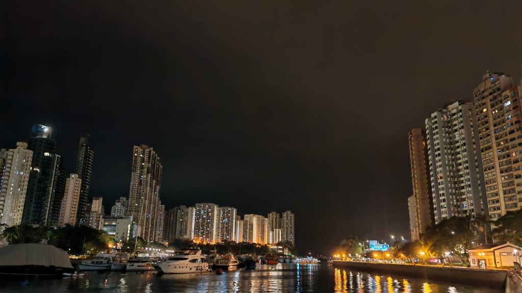 受一股東北季候風影響,本港今早相當清涼,氣溫普遍較昨日低四至六度。蔡楚輝攝 受一股東北季候風影響,本港今早相當清涼,氣溫普遍較昨日低四至六度。蔡楚輝攝