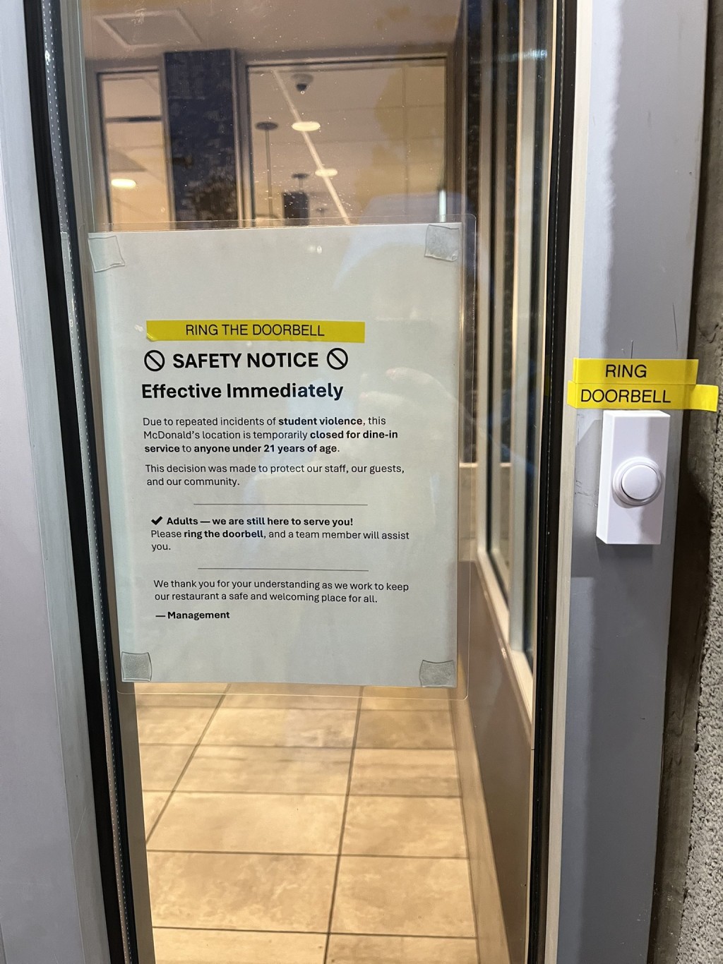 涉事分店貼出告示,顧客要按門鈴查年齡才可入內。 X@RamirezReports 涉事分店貼出告示,顧客要按門鈴查年齡才可入內。 X@RamirezReports