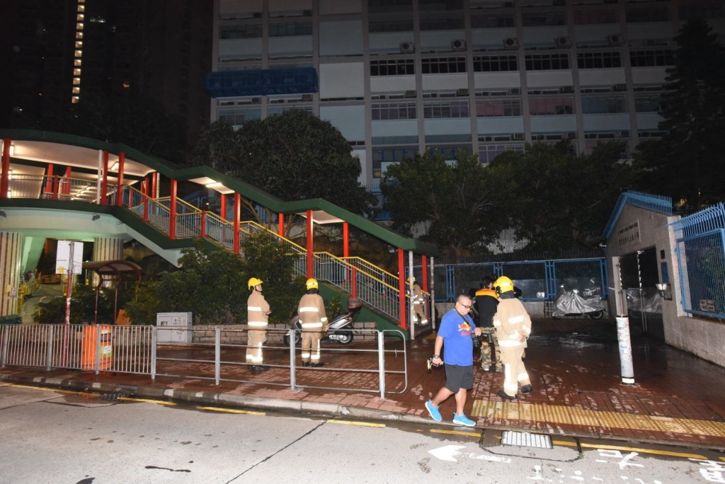 事發於聖愛德華天主教小學對開天橋底。