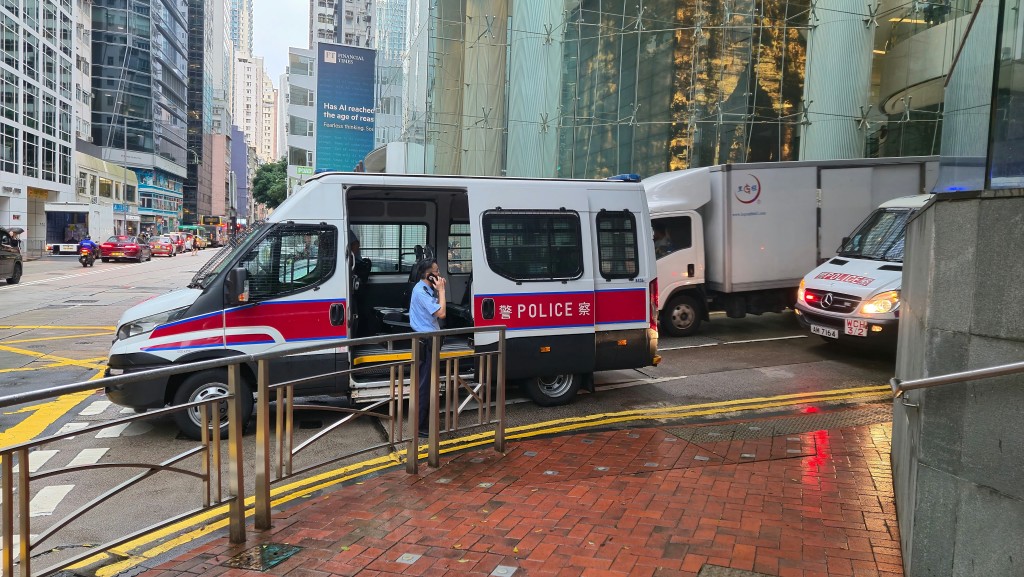 警車在萬茂里撞倒女途人。